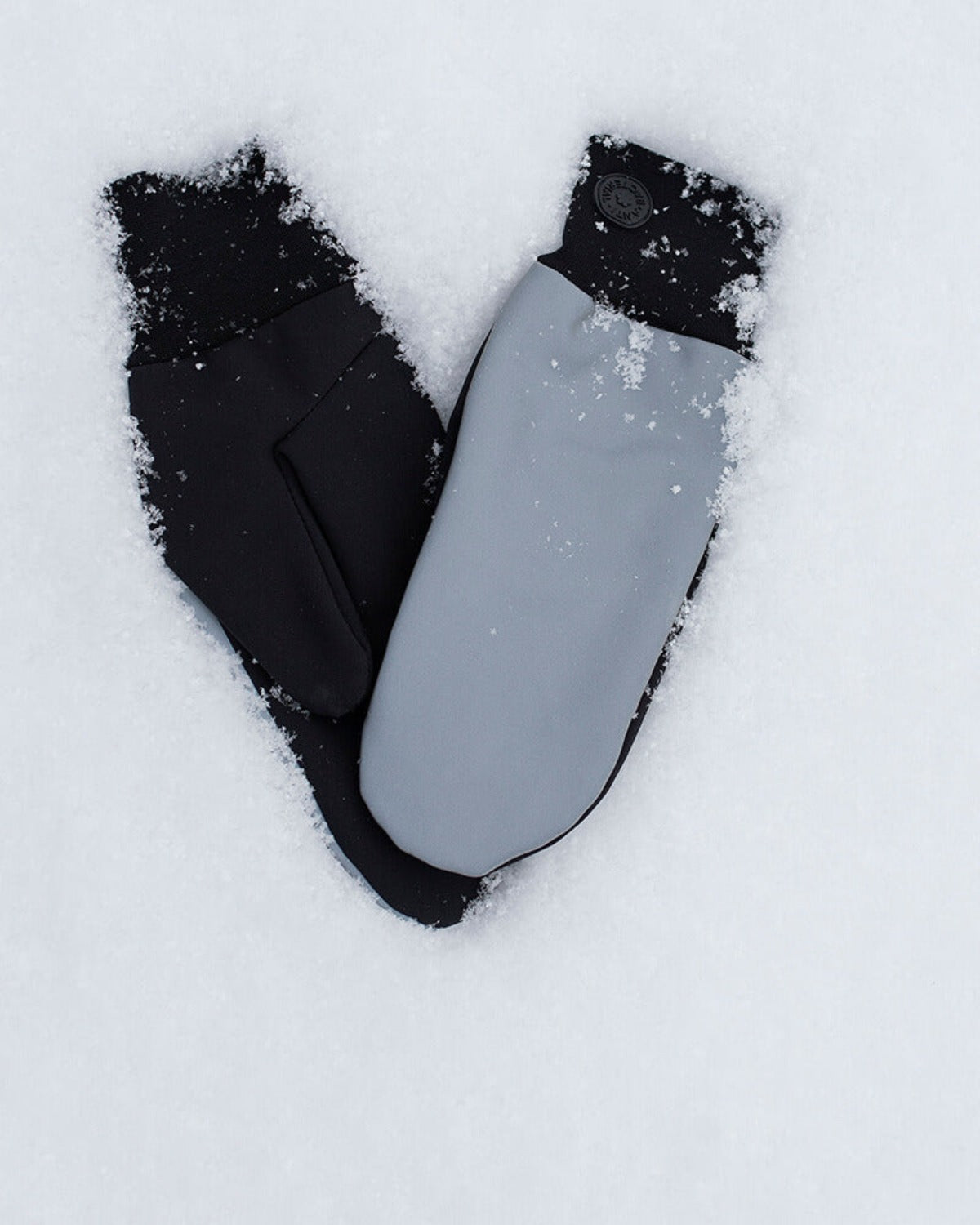 The Reflective Softshell Mitten from RHANDERS is crafted from the OEKO TEX-certified fabric ensuring to keep you visible and safe at night.