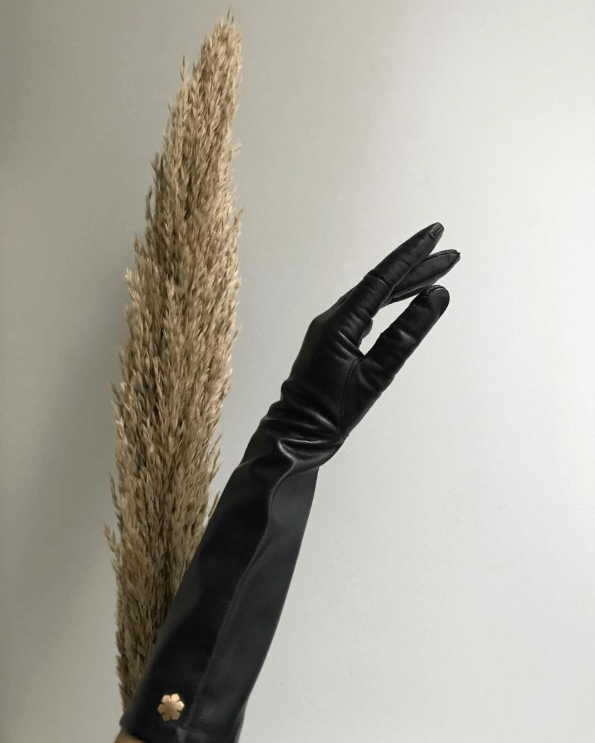 Long women's leather gloves with silk lining and gold-plated Kalmus flower from RHANDERS.