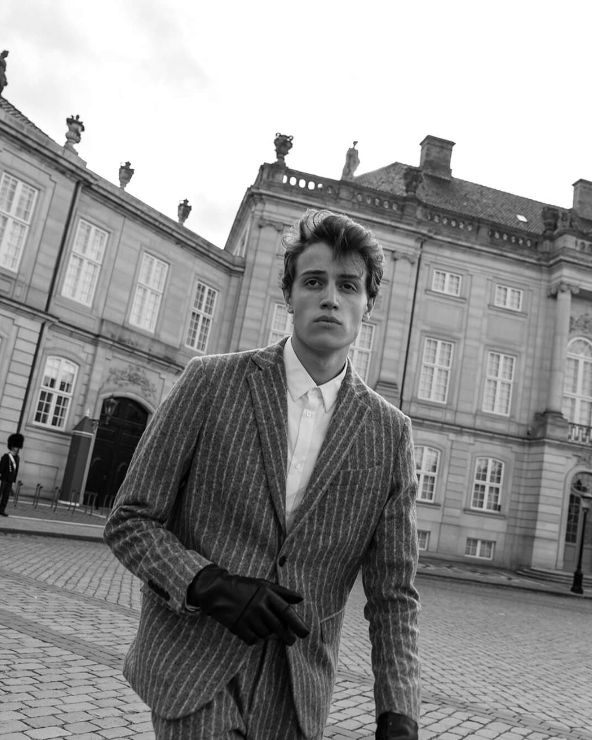 One-size handsken “Thomas One-size” fra RHANDERS er fremstillet af udsøgte lammeskind, varm uldforing med nylon samt paneler af lycra for at sikre elasticitet.