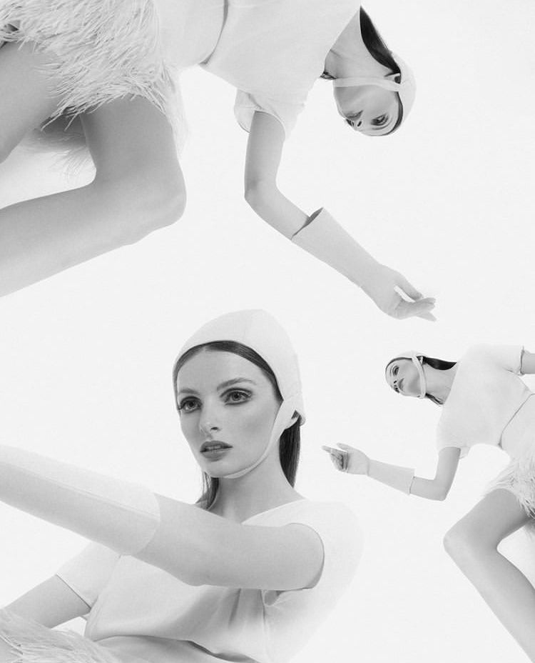 Vores “Thyra Deer” til kvinder fra RHANDERS er fremstillet i hjorteskind og findes i den smukkeste pearl-farve med en 14 karat forgyldt Kalmus blomst.