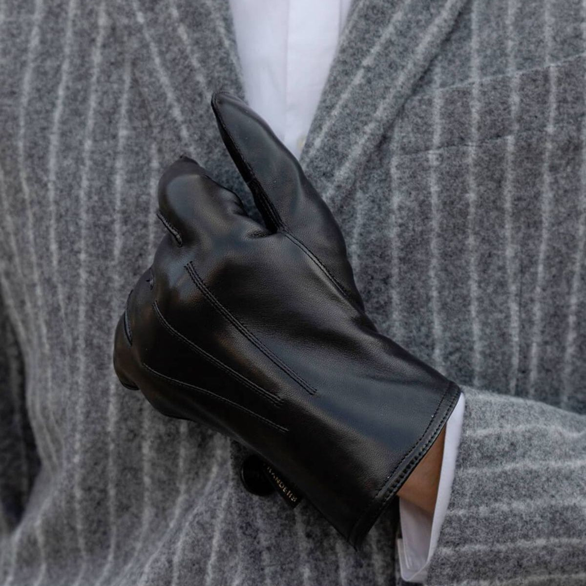 Our Winston - One Hand gloves from RHANDERS are made from butter-soft lamb leather in a beautiful black colour.