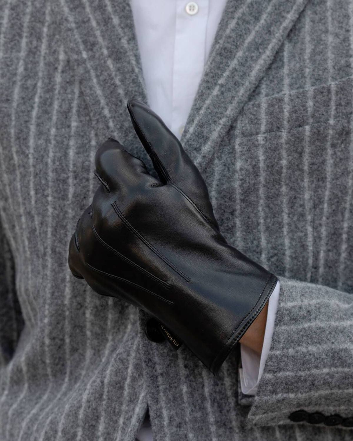 Our Winston - One Hand gloves from RHANDERS are made from butter-soft lamb leather in a beautiful black colour.