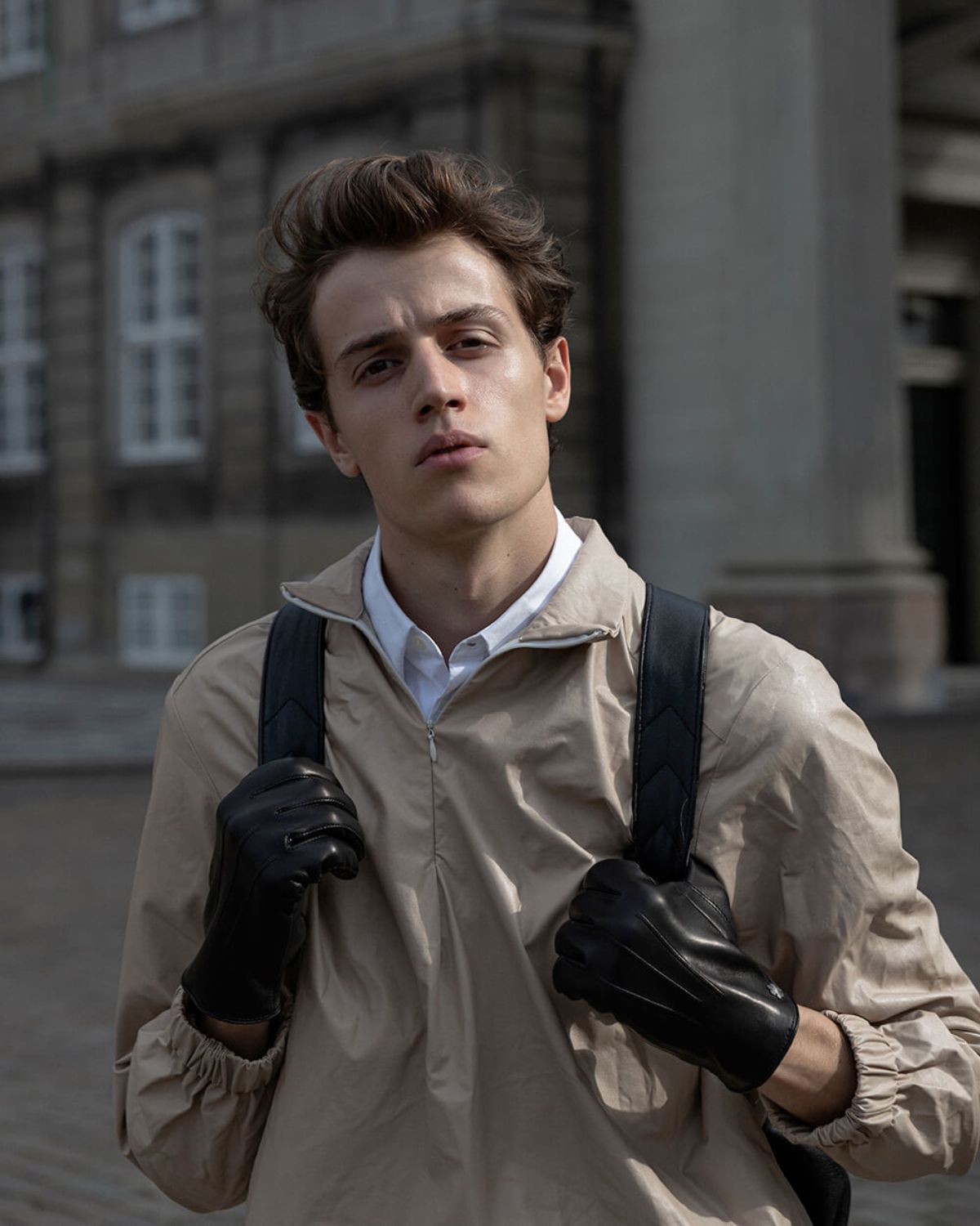 Winston - En Hånd skindhandsker til mænd, fra RHANDERS, fremstillet af lammeskind med hæmatirbelagt Kalmus blomst og knaplukning for optimal komfort.