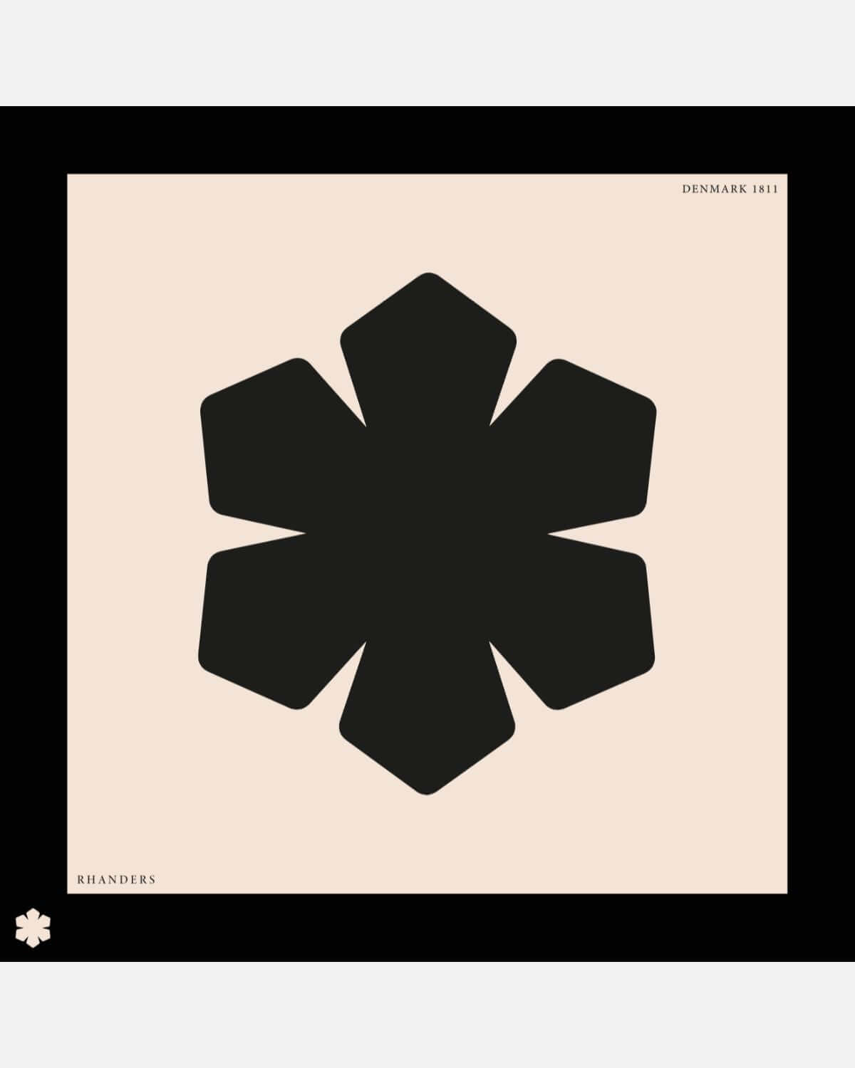 Adora Tørklædet i farven sort / champagne prydet med en stor, centreret Kalmus blomst samt en farvet kant med vores Kalmus blomst, RHANDERS og DENMARK 1811.