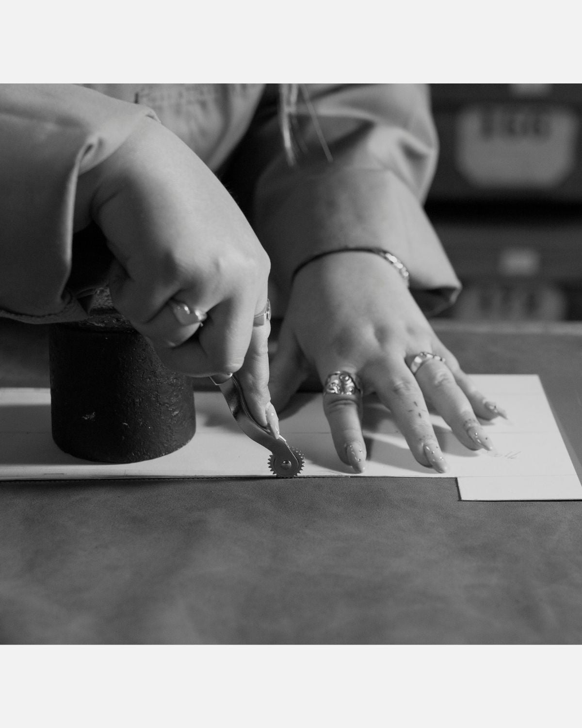 Lavet med de samme håndværksprincipper og -metoder som handskemageri og resultatet er udelukkende bløde, runde kanter og bevægelser, der følger materialets naturlige mønster.