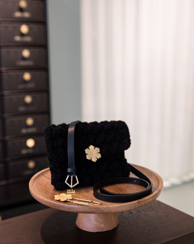 Paperclips i guld fra RHANDERS, til at organisere papir, hænge billeder og dekorere dit skrivebord.