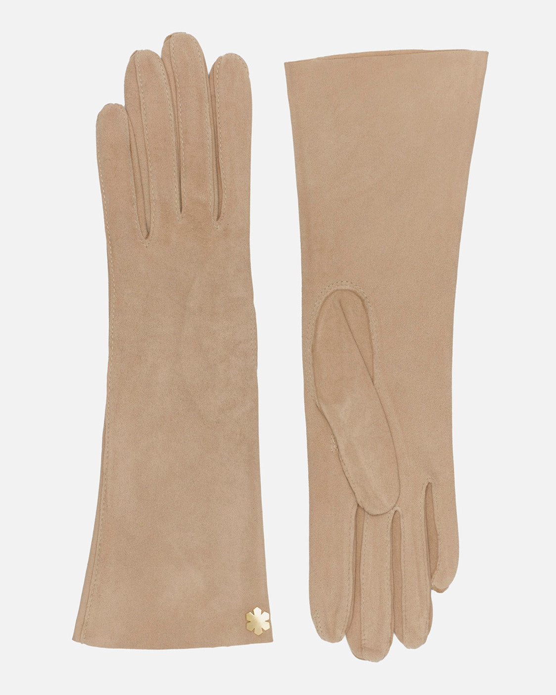 Our “Thyra Deer” women’s glove from RHANDERS is crafted from suede deer leather and can be found in the stunning colour pearl with a 14 karat gold-plated Kalmus flower.