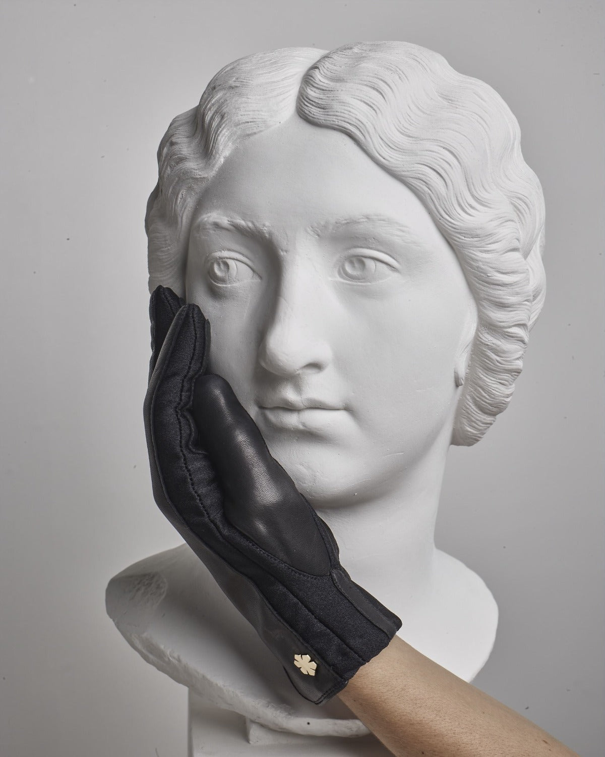 The “Victoria One-size” women’s gloves embrace elegance and classic design, and make a perfect match for all ages and sizes.