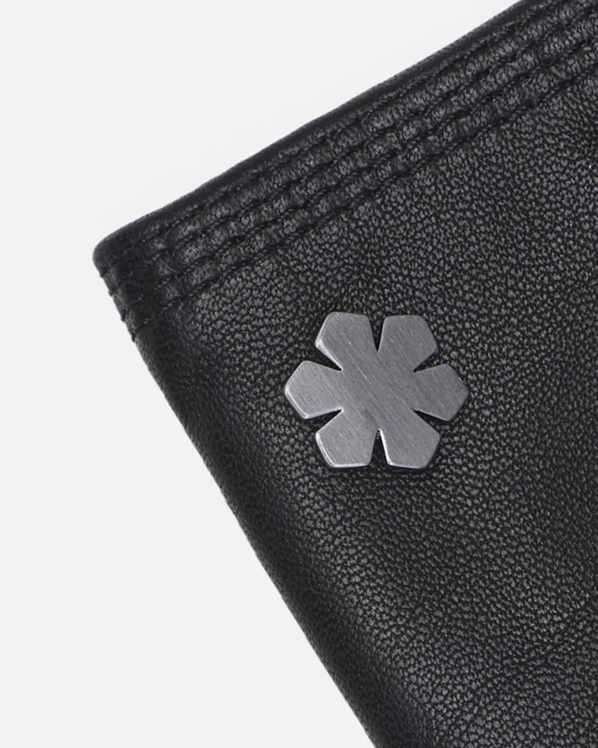 Our Thomas One-size men’s gloves are classic and cool, and are adorned with a hematite-plated Kalmus flower, RHANDERS.