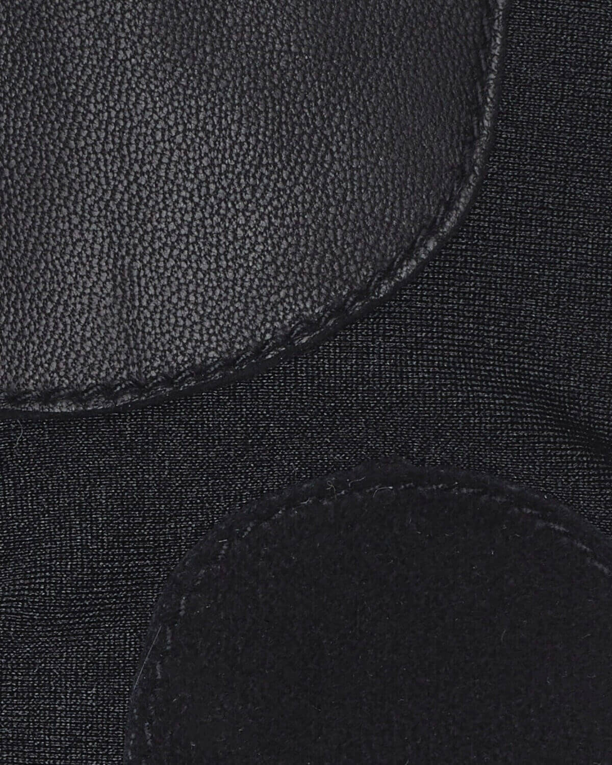 Vores Thomas One-size er en klassisk og cool herrehandske, og er prydet med en hæmatitbelagt Kalmus blomst, RHANDERS.