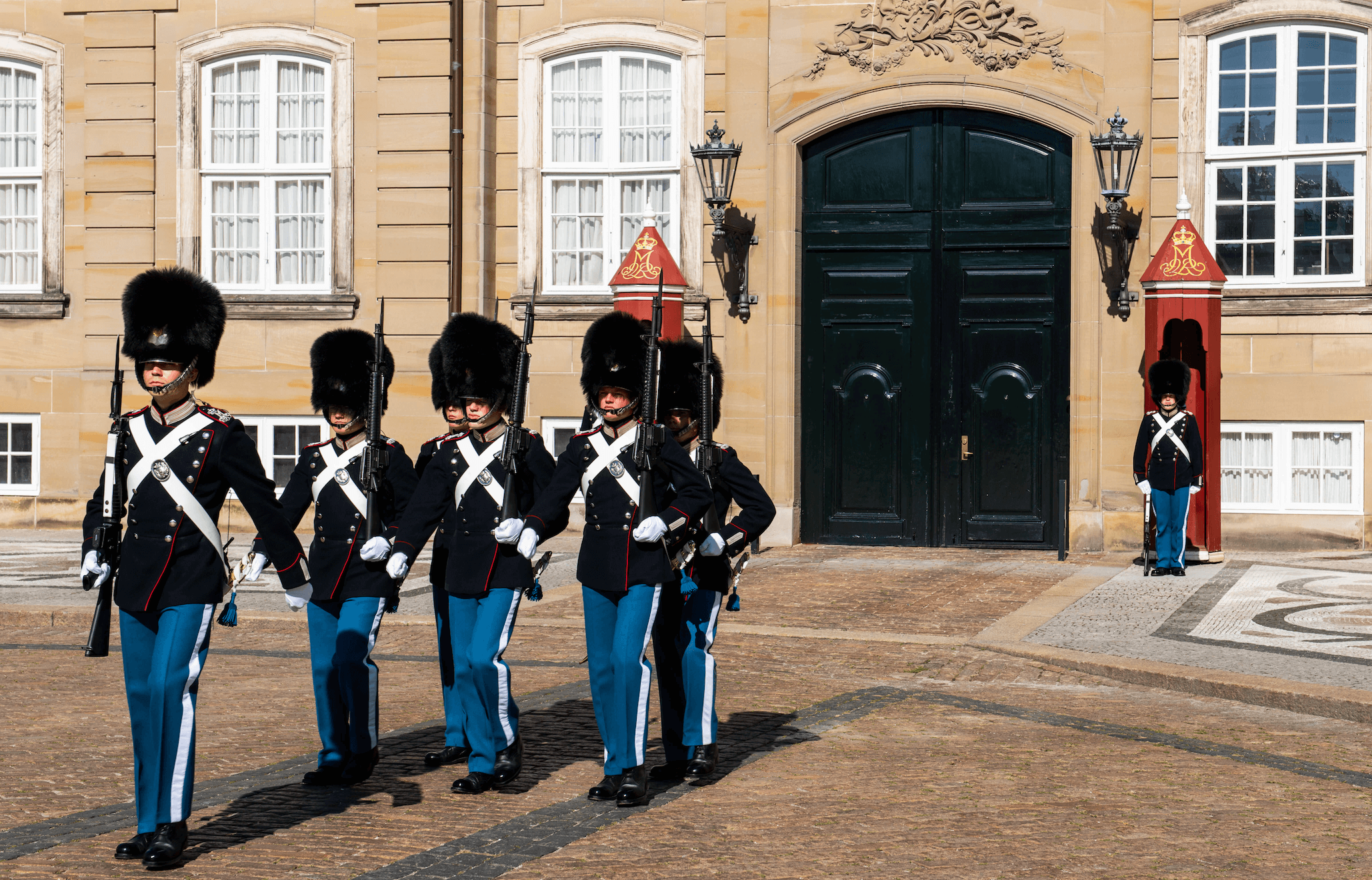 RHANDERS gloving the Queens Guard for centuries. RHANDERS har leveret handsker til Den Kongelige Livgarde i århundrede. 