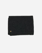 Alex tørklæde til mænd i farven charcoal pyntet med en guldbelagt Kalmus-blomst i det ene hjørne.