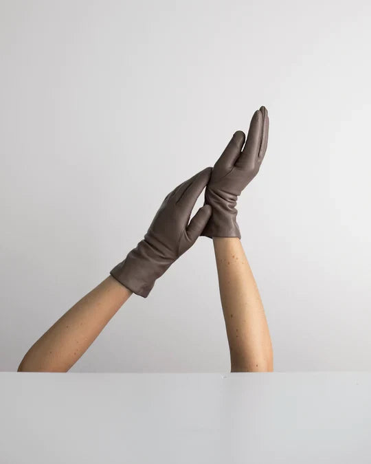 Classic and modern women's leather gloves in taupe and with warm wool lining, RHANDERS.