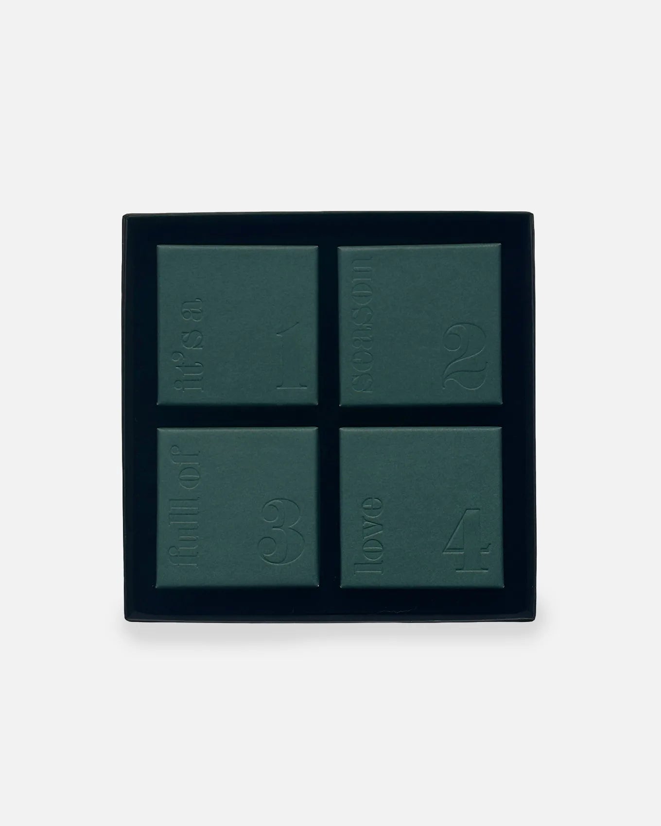 Adventskalenderen fra RHANDERS indeholder fire smukke og betydningsfulde gaver - én for hver søndag -, alle pakket i en limited edition boks.