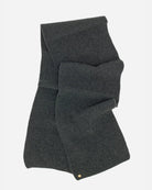 Lysegråt Alex Tørklæde til mænd prydet med en 24 karat guldbelagt Kalmus blomst i det ene hjørne.