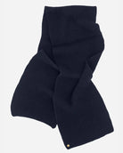 Navy Alex Tørklæde prydet med en 14 karat forgyldt Kalmus blomst i det ene hjørne.