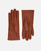 The classic women's glove, Alma, comes i black, brown, and cognac. The gloves are lined with a wool-blend for optimal comfort, RHANDERS.