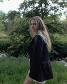 Cecilia Blazeren fra RHANDERS er fremstillet på vores atelier i Randers, Danmark af vores smørbløde handskeskind og foret med peace silk.