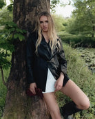 Cecilia Blazeren er fremstillet i det fineste handskeskind fra Italien, prydet med elastik i taljen og 14 karat forgylte Kalmus blomster knapper, RHANDERS