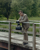 Elegant og funktionel taske fra RHANDERS, Crown Handbag er fremstillet af det fineste handskeskind og er prydet med præget Kalmus-blomst med bladformede syninger.