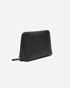 The Crown Vanity Bag forener essensen af ​​dansk minimalistisk æstetik og hverdagsfunktionalitet. Et elegant, klassisk design, der er skabt til at holde. Men denne tidløse silhuet giver plads til et dristigt statement: det fulde Crown-logo – et symbol på udsøgt håndværk og stolt kulturarv.