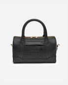 The Crown Hanbag er et raffineret udtryk for kulturarv, der møder innovation. Den hylder traditionelt håndværk gennem sine klassiske sømme, skulpturelle form og gennemtænkte konstruktion – alt imens den opfylder dit moderne behov for underspillet elegance og ubesværet funktionalitet.