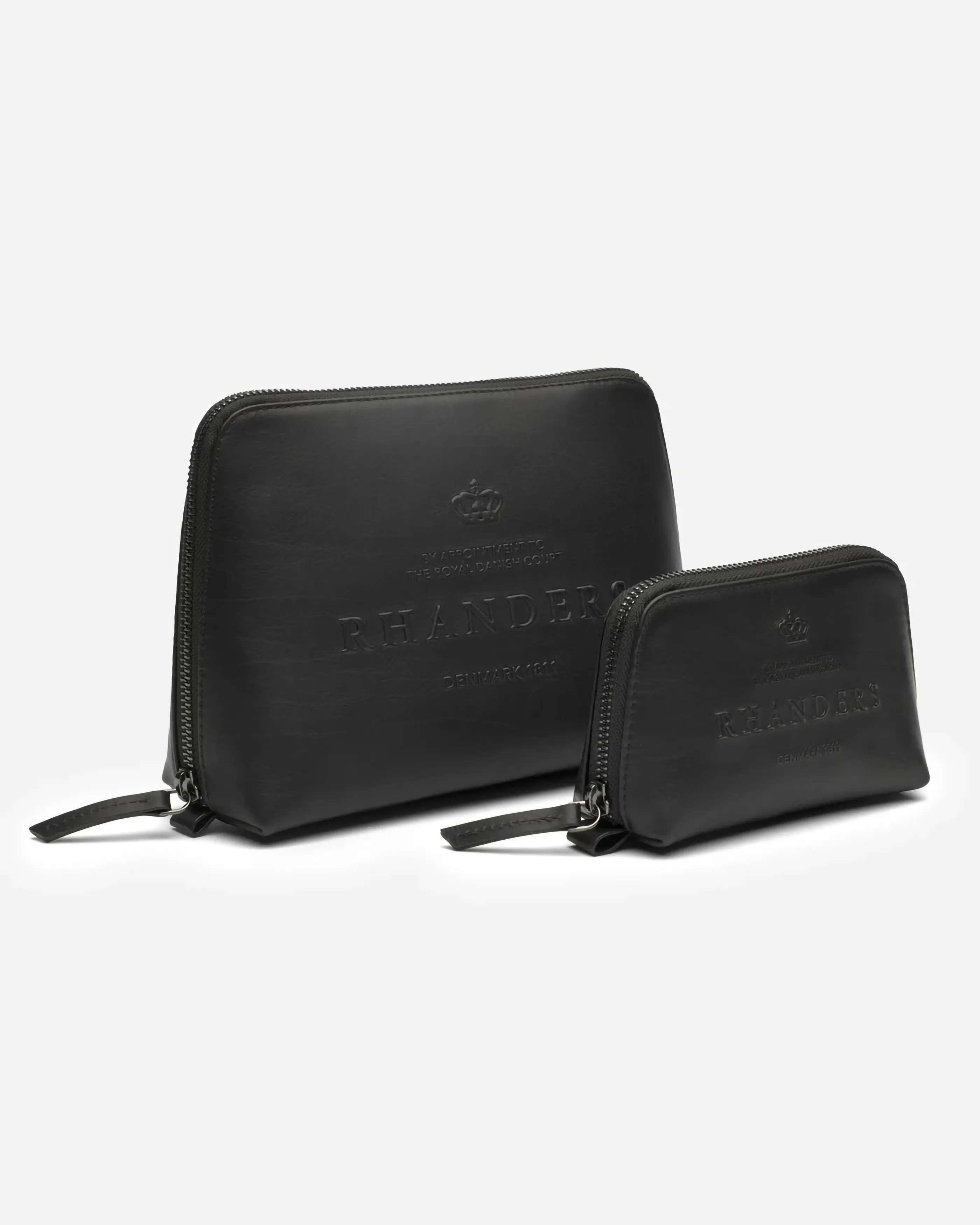 Crown Vanity Bag fra RHANDERS er fremstillet i det smørbløde handskeskind, med lynlåslukning og inderlomme, RHANDERS