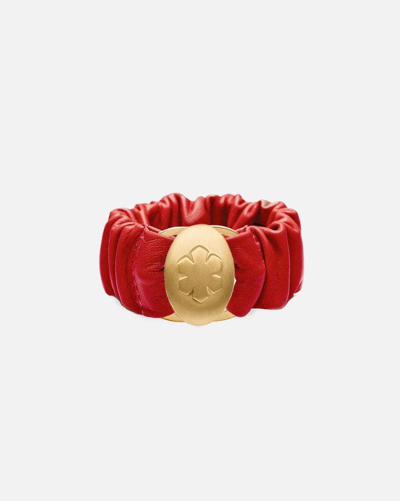 Rødt læderarmbånd udsmykket med en smuk 14 karat guldbelagt amulet, der har plads til to billeder, fra RHANDERS