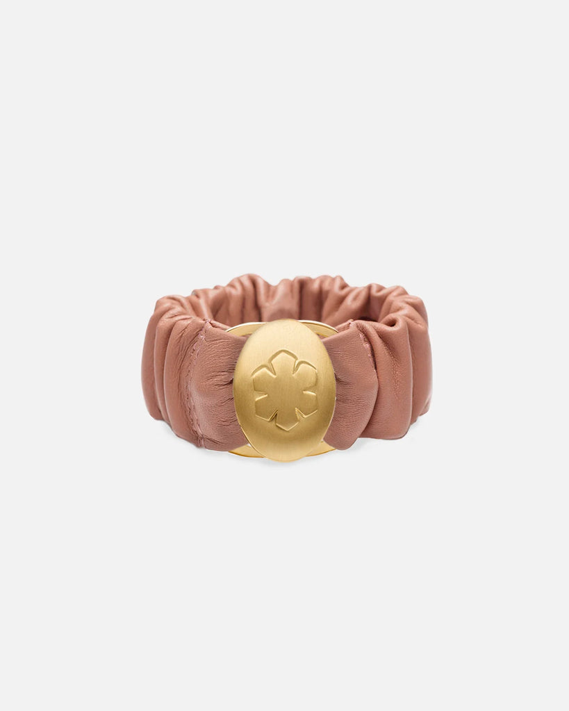 Rosa 'Estelle' armbånd med en guldbelagt amulet, præget med kalmusblomsten på overfladen og fremviser to personlige billeder når den åbnes.