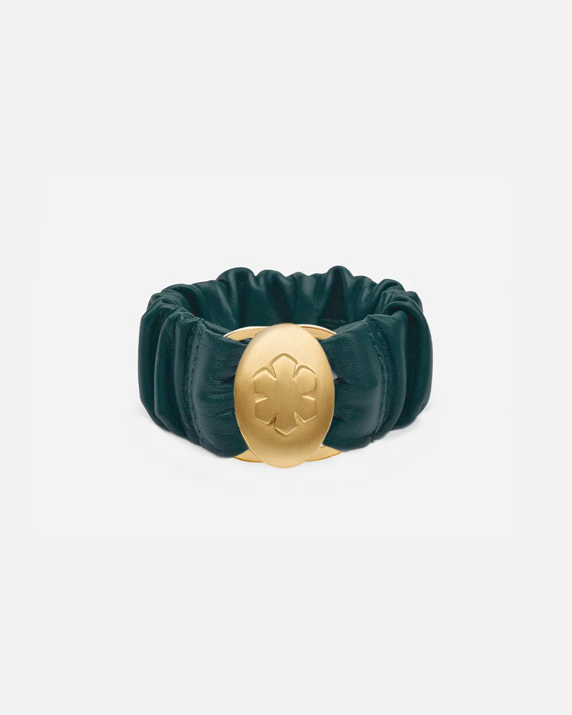  Teal 'Estelle' armbånd med en guldbelagt amulet, præget med kalmusblomsten på overfladen og fremviser to personlige billeder når den åbnes.