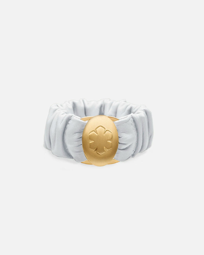 Elegant white bracelet in soft lamb leather, decorated with a 14k gold pleated amulet with room for two personal images.