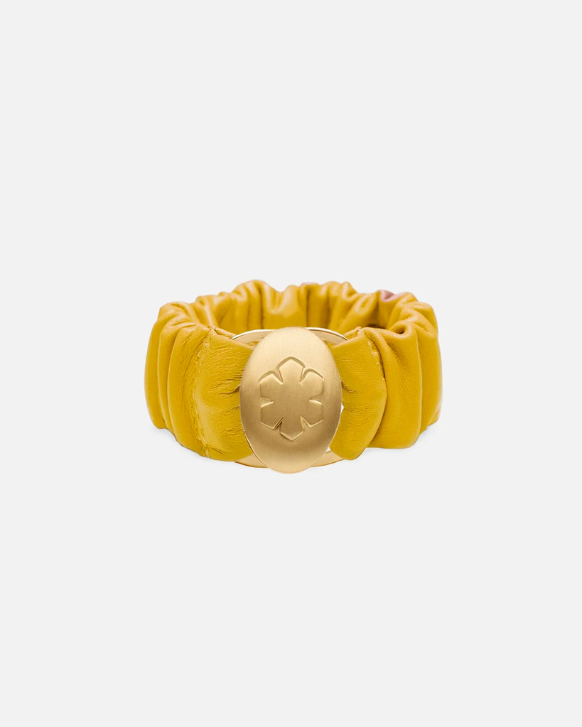 Elegant gult armbånd i blødt lammeskind, udsmykket med en 14k guldbelagt amulet, der har plads til to personlige billeder.