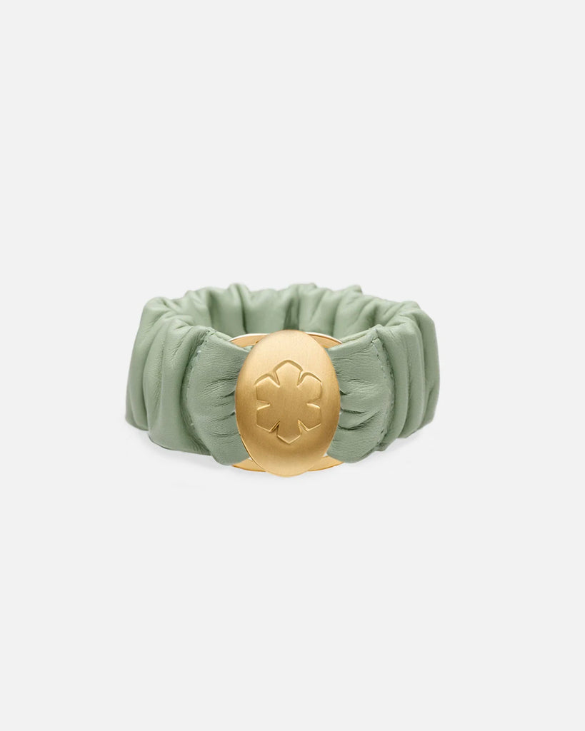  Elegant mint bracelet in soft lamb leather, decorated with a 14k gold pleated amulet with room for two personal images.