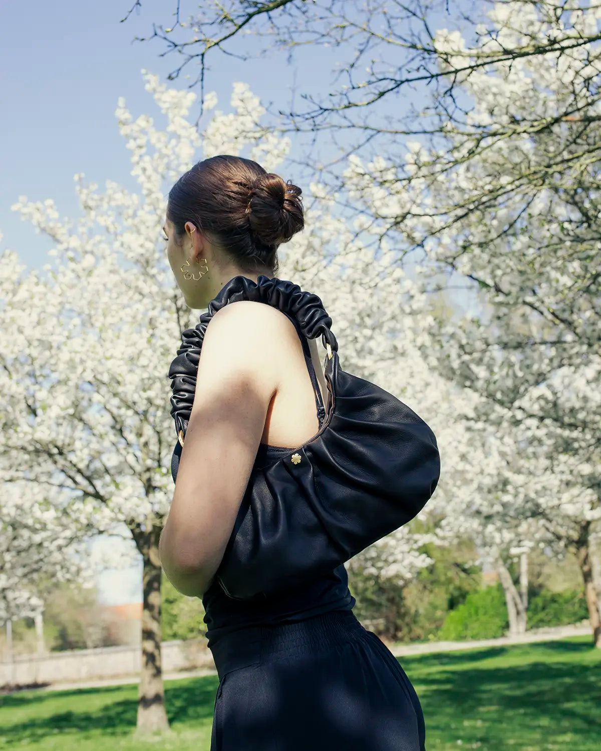 The Estelle Bag from RHANDERS is made from the finest glove leather, adorned with RHANDERS' signature detail, the Kalmus flower. The Estelle Bag is characterised by the elastic handle.