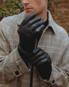 Den sporty og stærke herrehandske, Harry, er fremstillet i lammeskind med  micropile fleece for, der holder dig varm, RHANDERS.