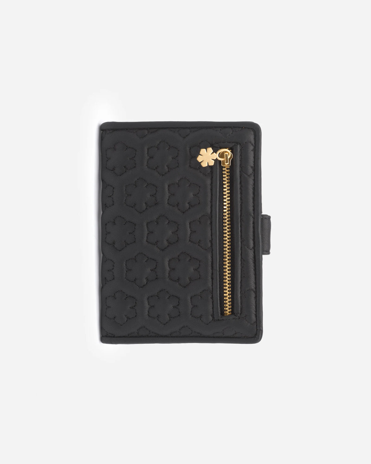 Isabella Passport Holder fra RHANDERS er fremstillet i det fineste lammeskind, prydet med Kalmus quilt og en forgyldt Kalmus knap.