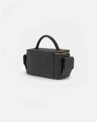 Med inspiration fra Isabella-handsken, tager Isabella Vanity Tasken fra RHANDERS form fra de ikoniske vanity cases med quilted Kalmus blomster og Kalmus lynlåse.