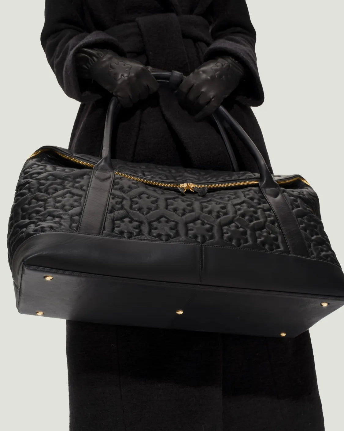 Isabella Rejsetasken, inspireret af vores 1950'er Isabella-handsker, tilbyder en fjerlet og smørblød taske, der er fremstillet af det blødeste lammeskind med RH Monogram for, RHANDERS.