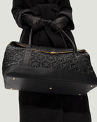 Isabella Rejsetasken, inspireret af vores 1950'er Isabella-handsker, tilbyder en fjerlet og smørblød taske, der er fremstillet af det blødeste lammeskind med RH Monogram for, RHANDERS.