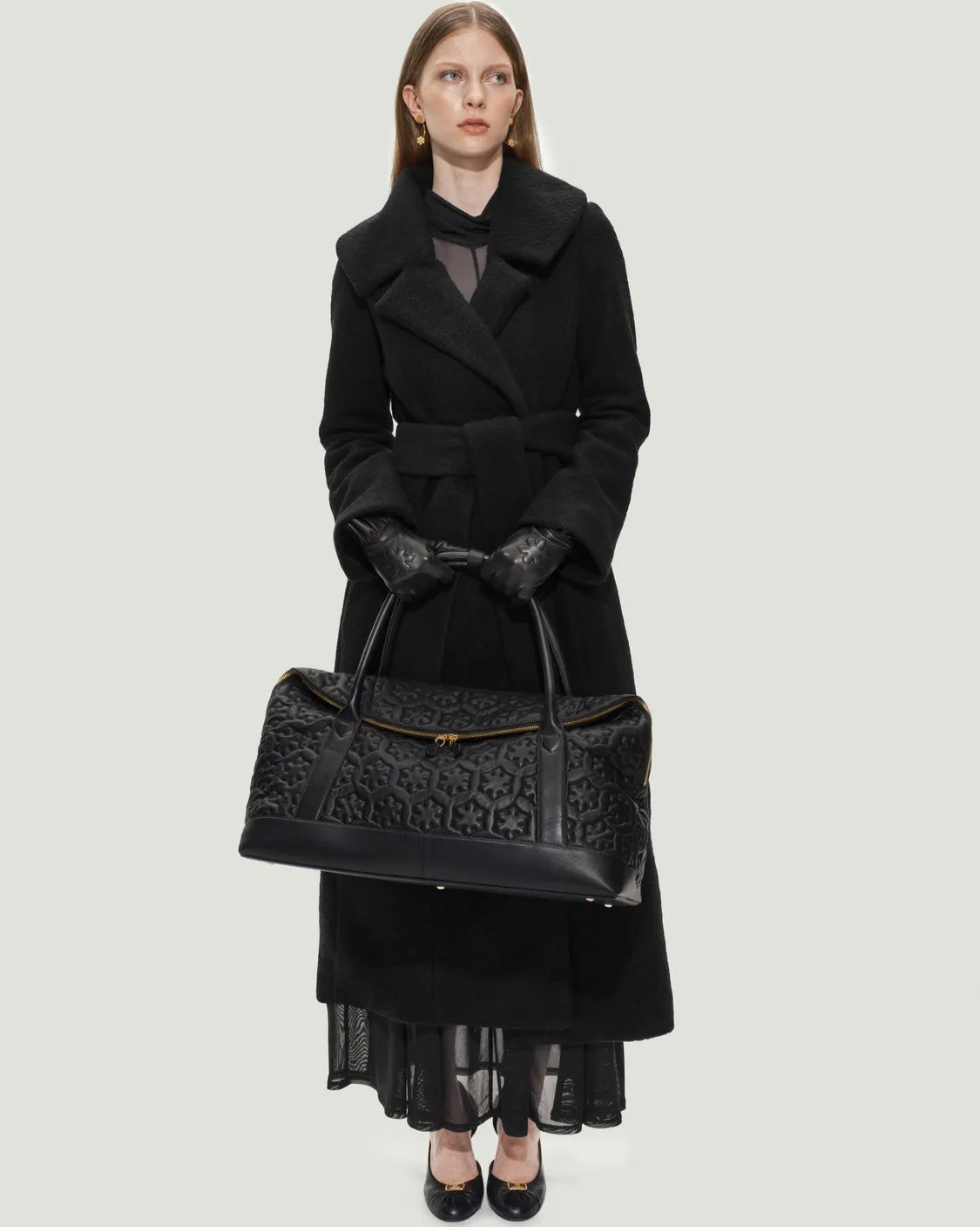 Rummelig rejsetaske fra RHANDERS med quilt Kalmus blomster, lynlåse med Kalmus detaljer og håndtag i handskeskind samt brede skulderstropper.