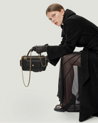 Isabella Vanity Tasken fra RHANDERS er fremstillet i det fineste lammeskind med RH Monogram for i twill og 14 karat forgyldt Kalmus lynlåse.