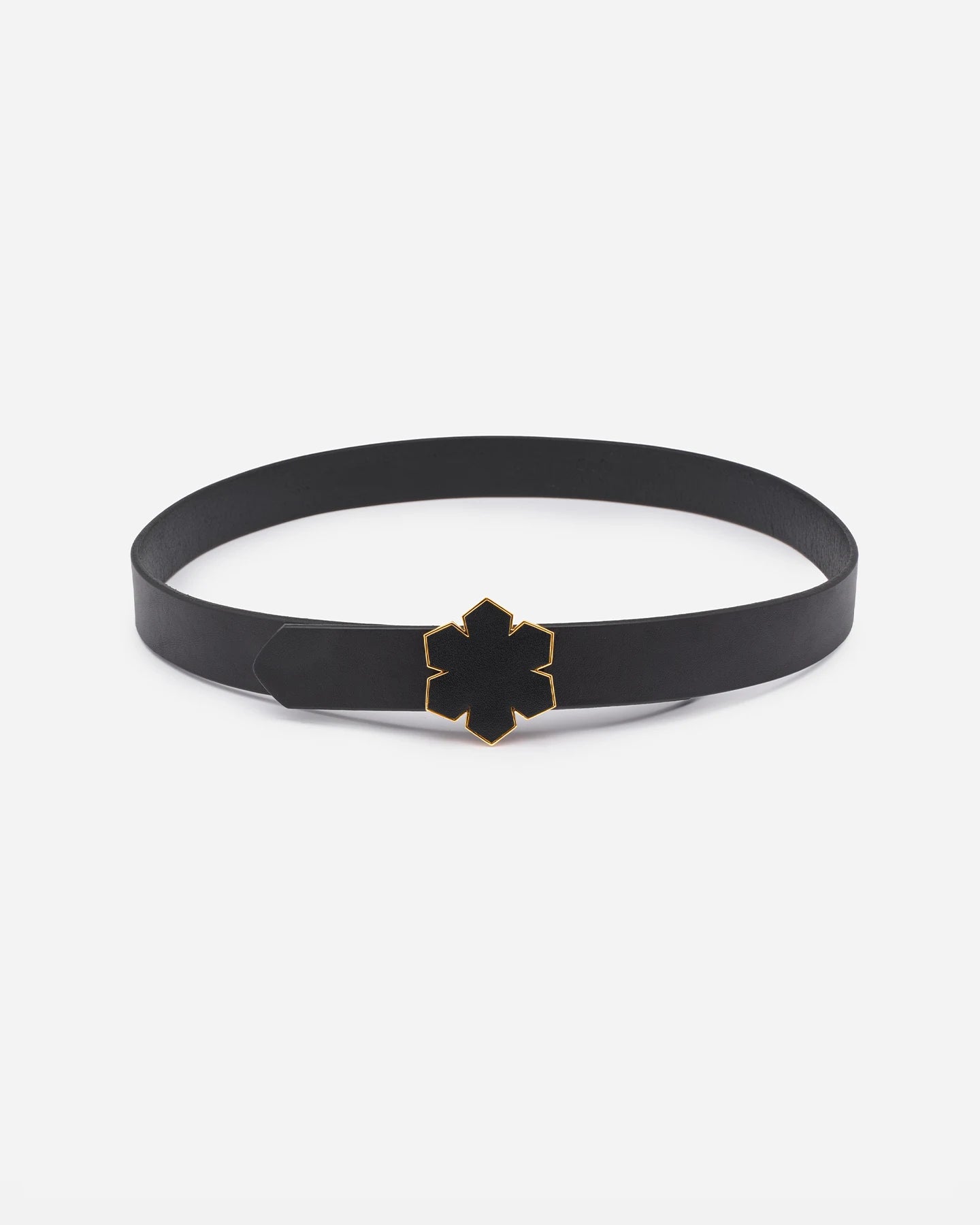 The Leather Fusion Kalmus Belt from RHANDERS is crafted from the finest Italian leather, adorned with a Kalmus flower with butter-soft glove leather at the center.