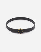 Leather Fusion Kalmus Bæltet fra RHANDERS er fremstillet af det fineste italienske læder, prydet med en Kalmus blomst med smørblødt handskeskind i midten.