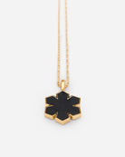 Leather Fusion Kalmus Halskæden er fremstillet af det fineste 14 karat forgyldt guld, prydet med en Kalmus blomst med det mest smørbløde handskeskind i midten, RHANDERS.