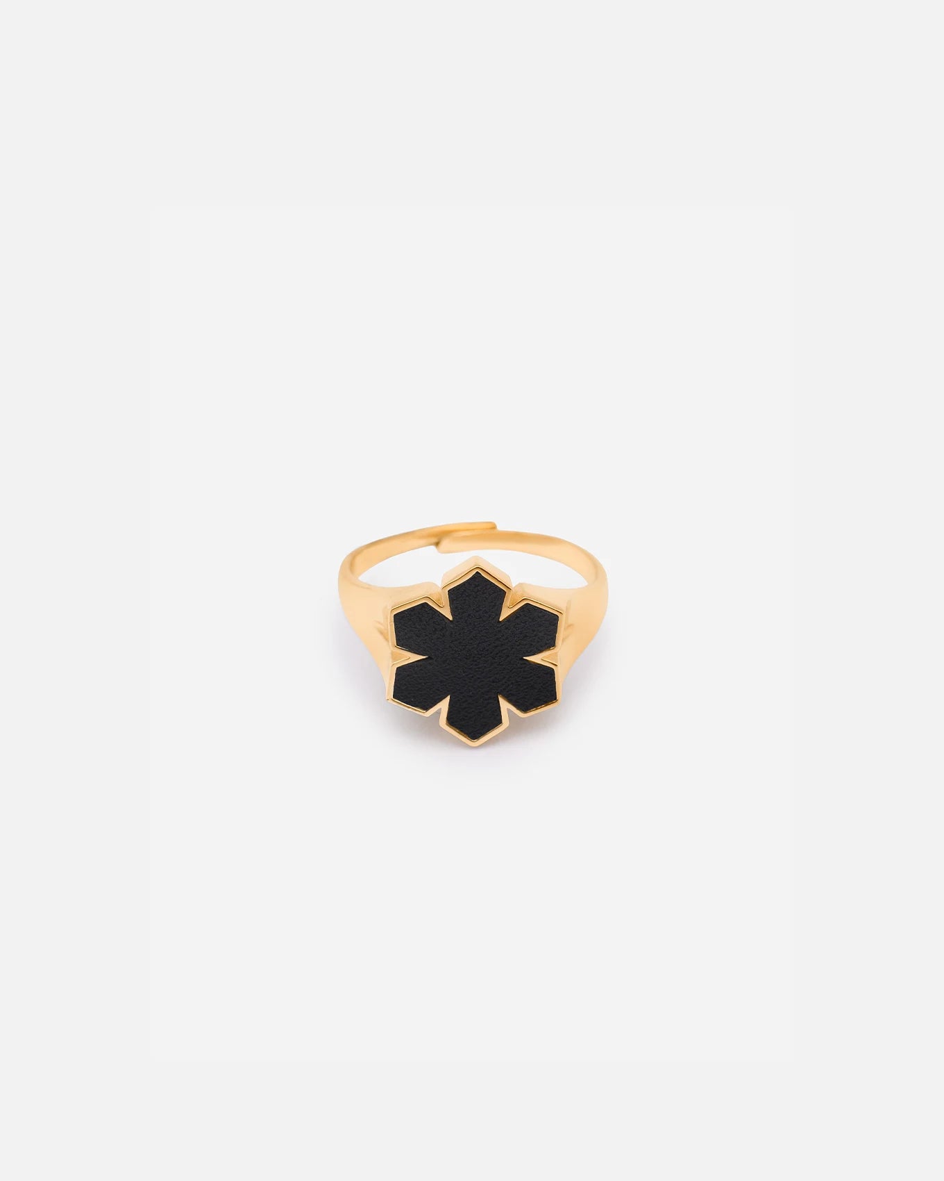 Leather Fusion Kalmus Ring fra RHANDERS er fremstillet af 14 karat forgyldt guld, prydet med signatur Kalmus blomsten med smørblødt handskeskind i midten.