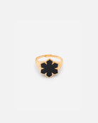 Leather Fusion Kalmus Ring fra RHANDERS er fremstillet af 14 karat forgyldt guld, prydet med signatur Kalmus blomsten med smørblødt handskeskind i midten.