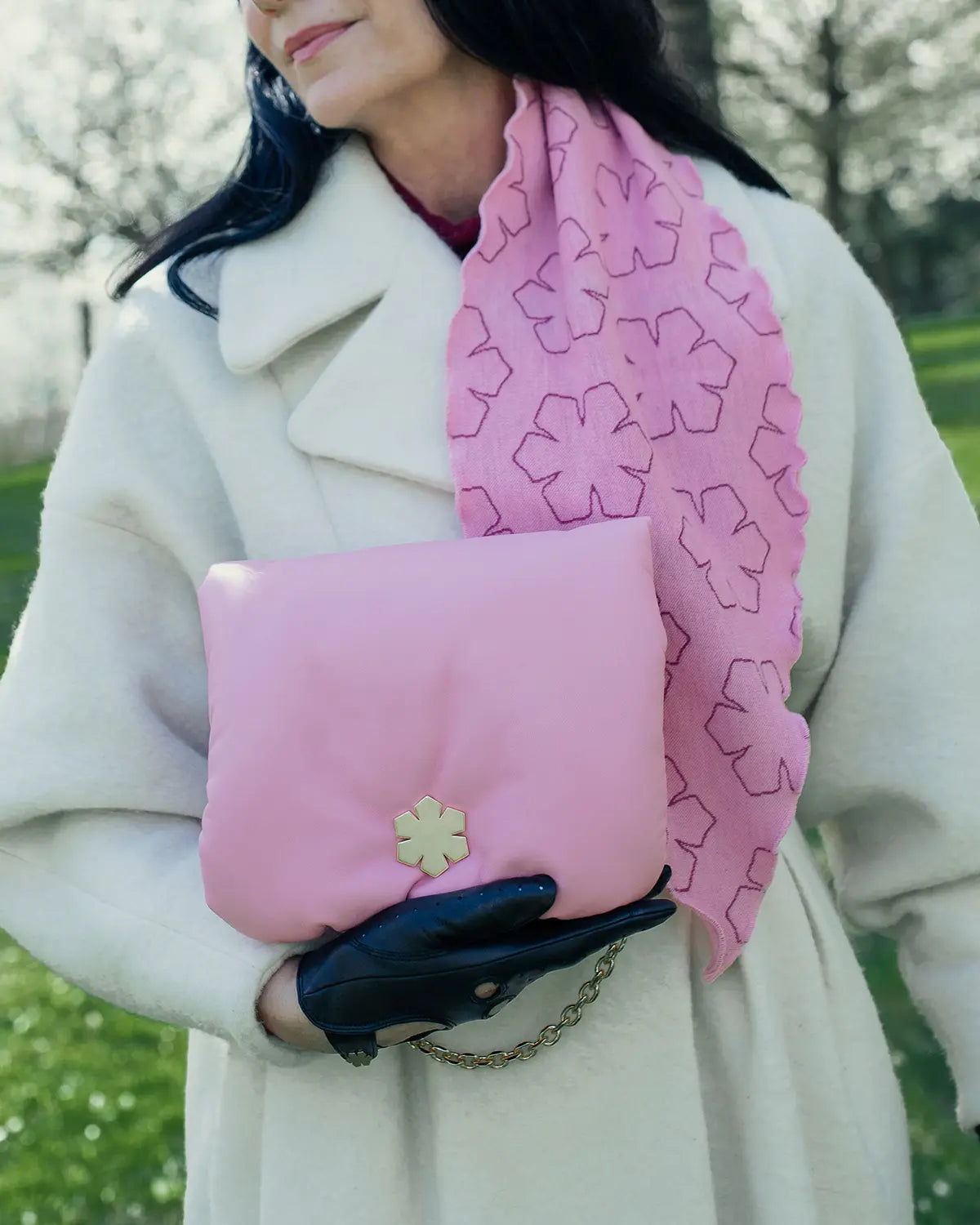 The Louisa Bag Grand in candy pink from RHANDERS is handmade from the finest glove leather. The bag is adorned with the signature detail, the Kalmus flower. 