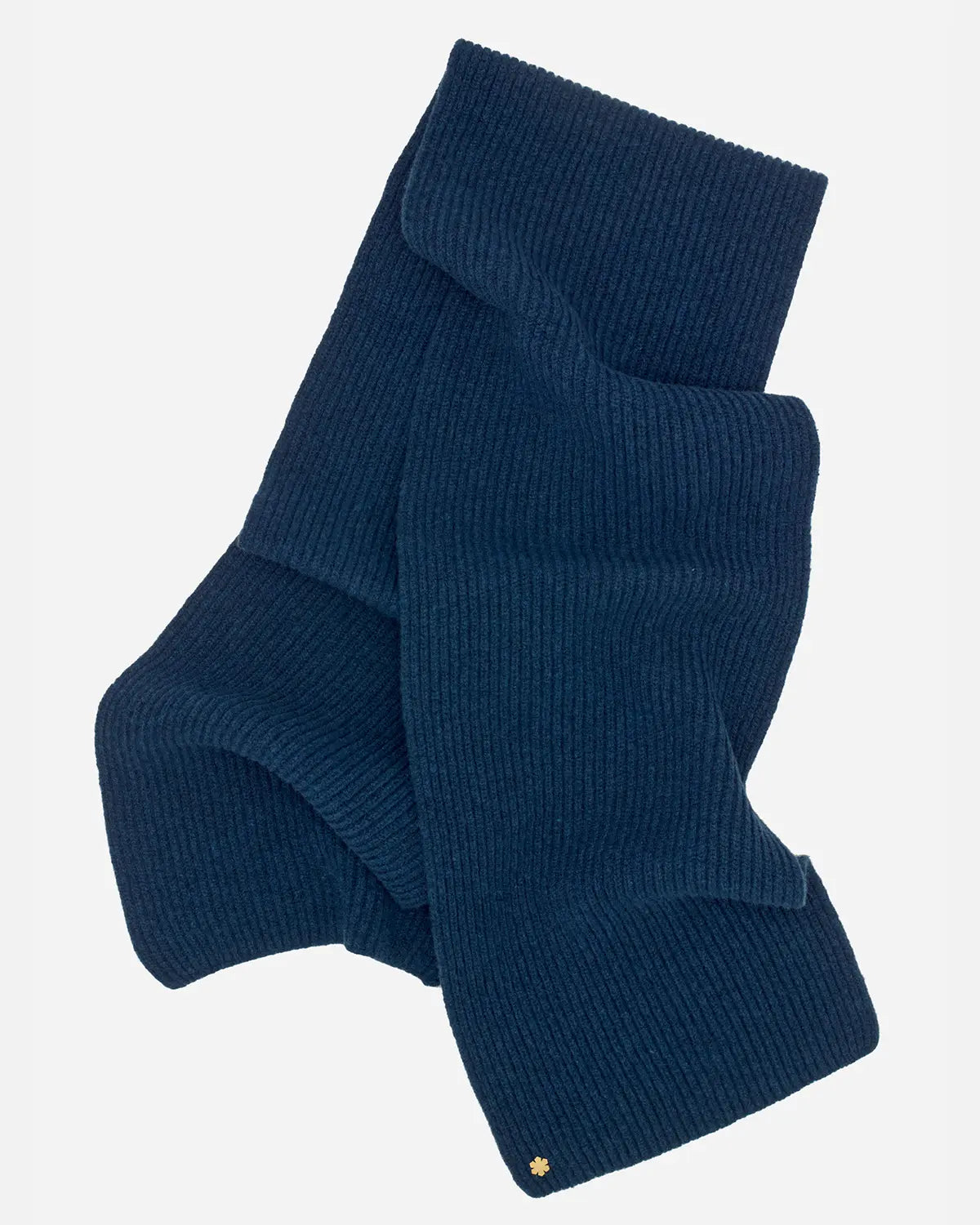 Alex Tørklædet i farven atlantic blue prydet med en 14 karat forgyldt Kalmus blomst i det ene hjørne.