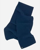 Alex Tørklædet i farven atlantic blue prydet med en 14 karat forgyldt Kalmus blomst i det ene hjørne.