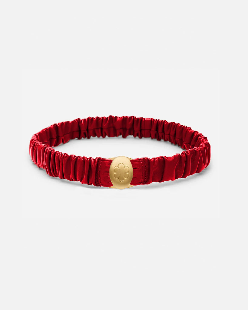 Rødt bælte udsmykket med en smuk 14 karat guldbelagt amulet, der har plads til to billeder, fra RHANDERS
